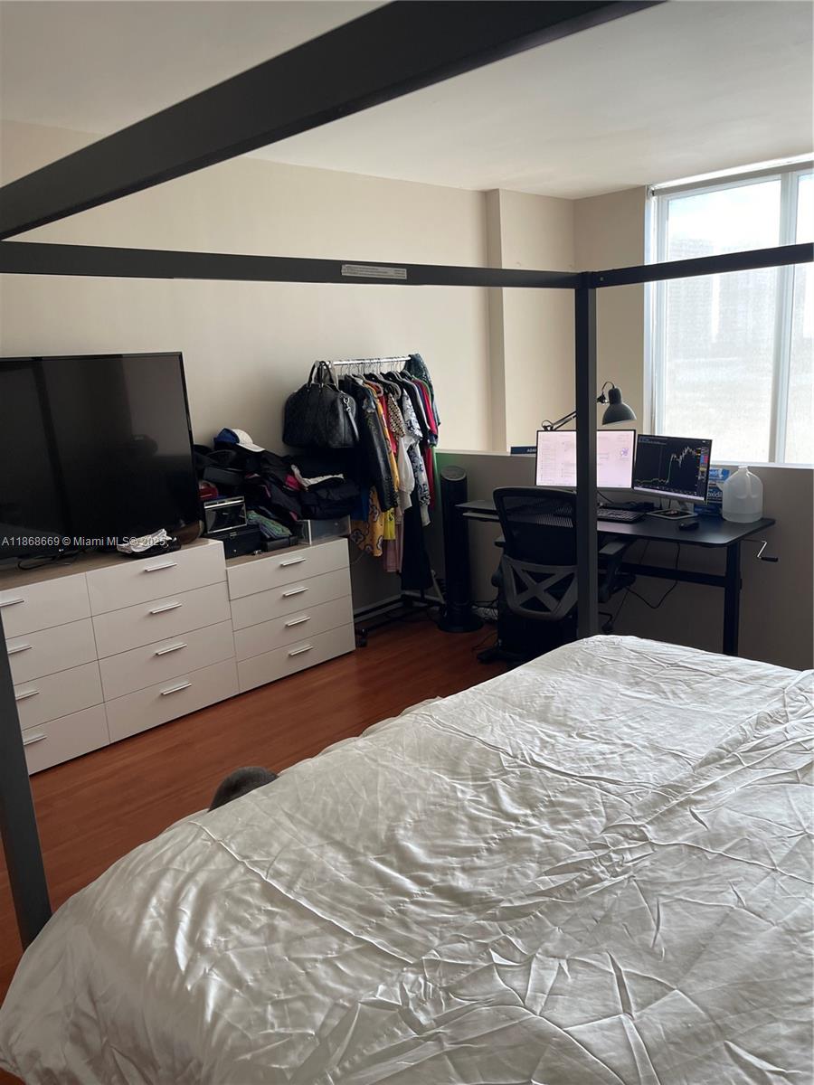 EASTSIDE AT AVENTURA COND - Residential