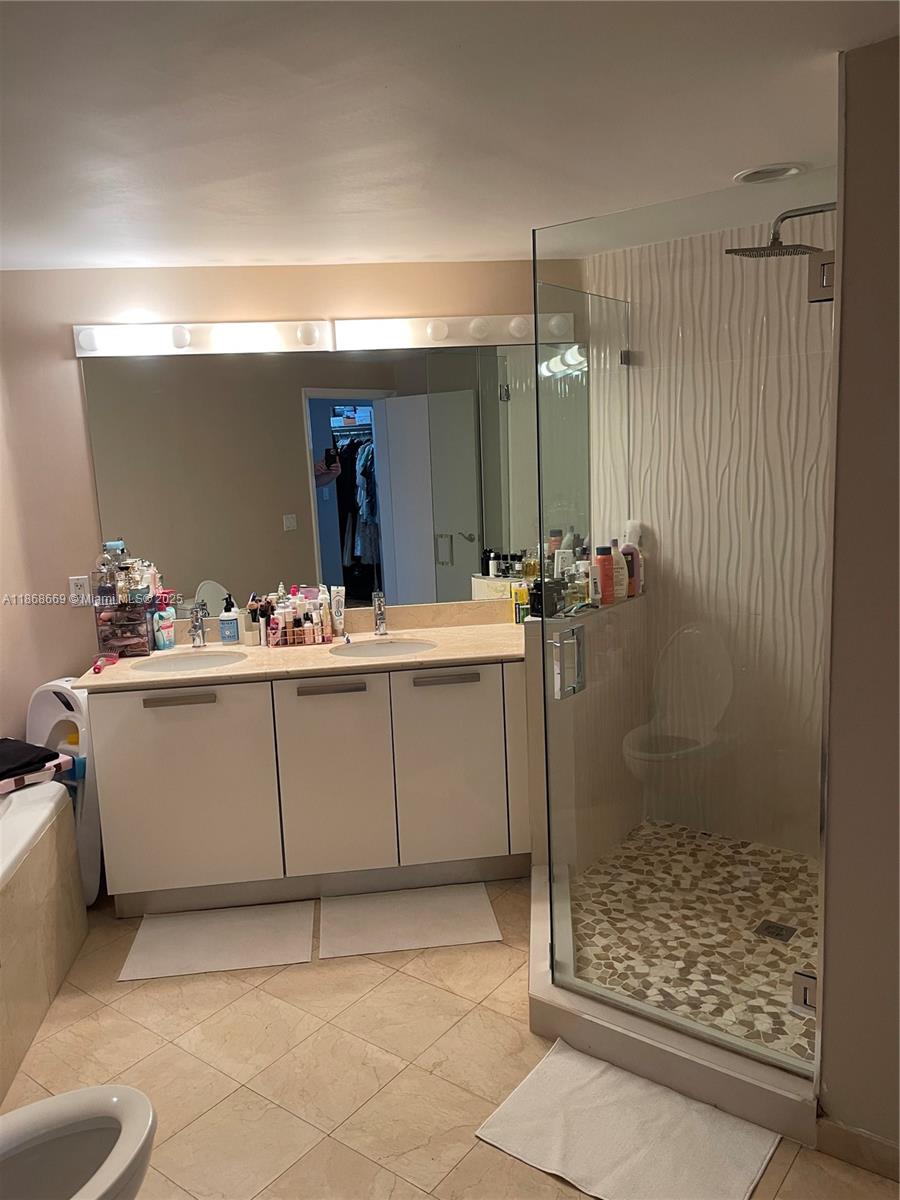 EASTSIDE AT AVENTURA COND - Residential