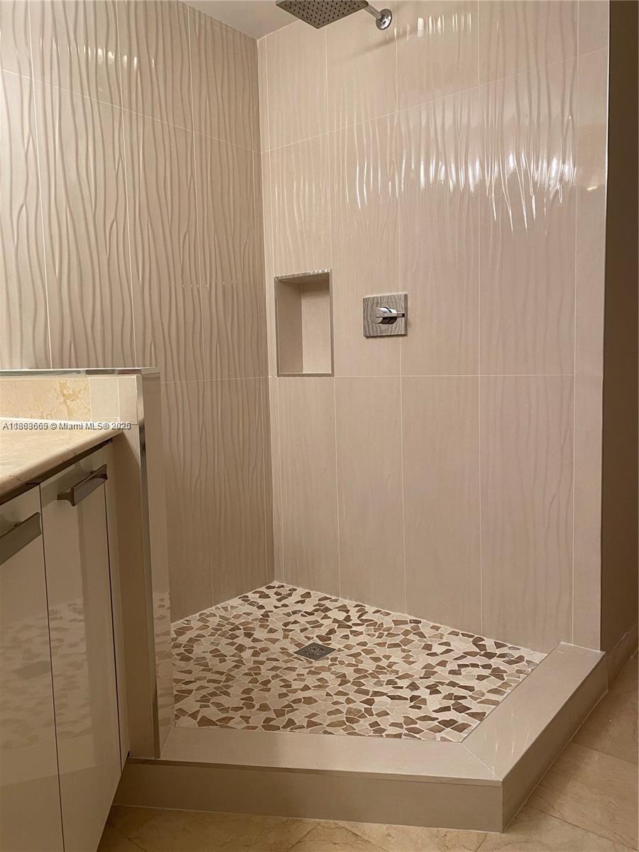 EASTSIDE AT AVENTURA COND - Residential