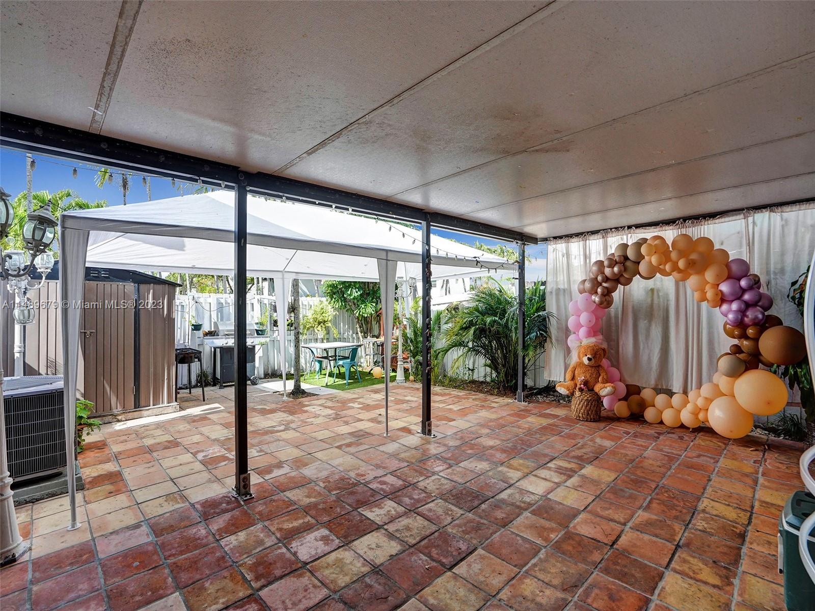 SNAPPER CREEK TOWNHOUSES - Residential