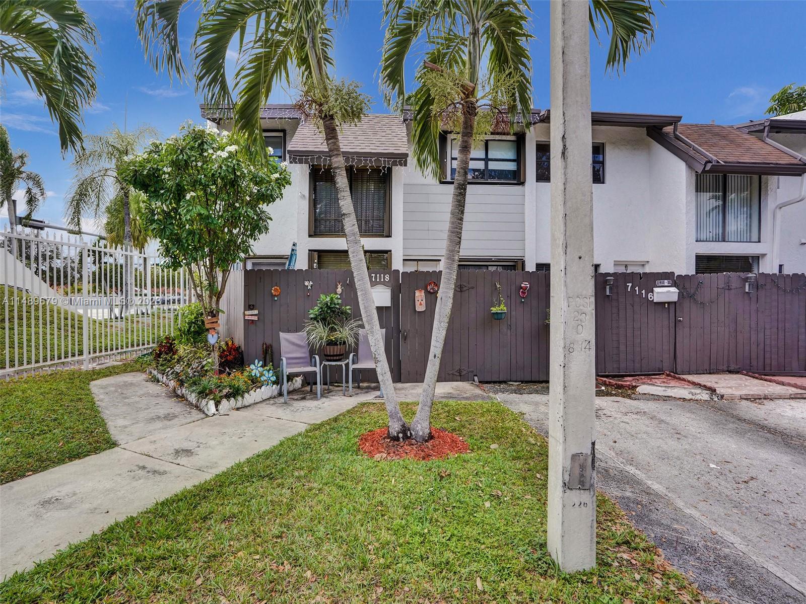 SNAPPER CREEK TOWNHOUSES - Residential
