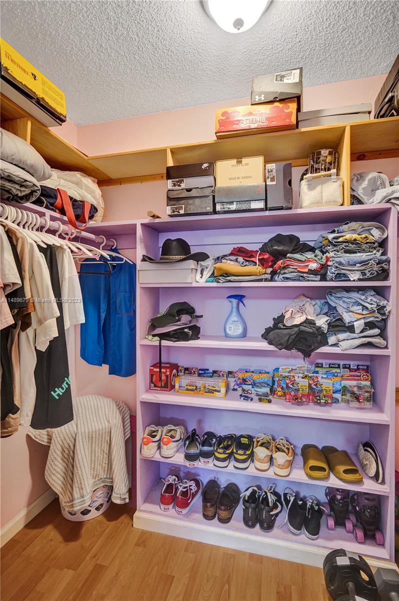 SNAPPER CREEK TOWNHOUSES - Residential