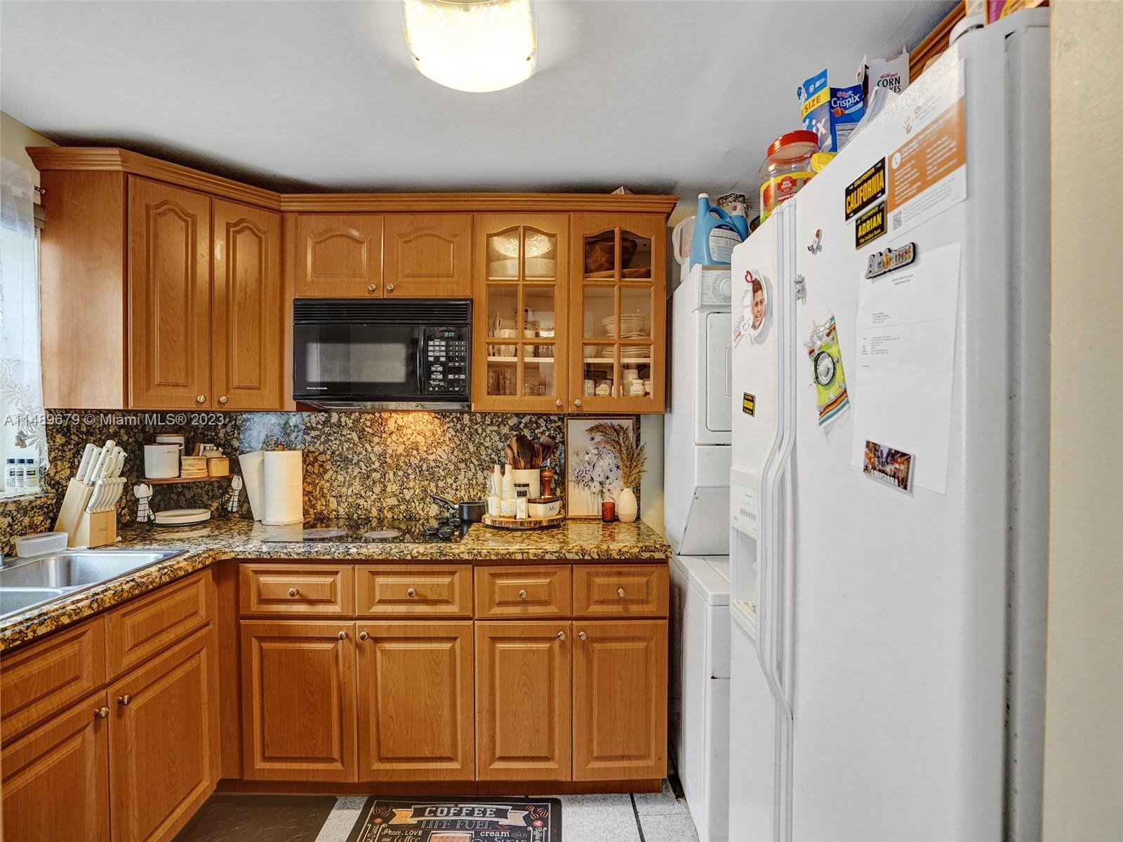 SNAPPER CREEK TOWNHOUSES - Residential