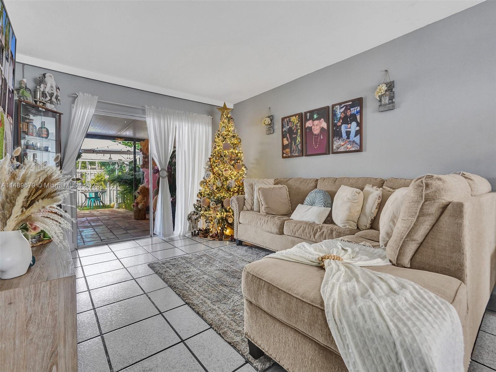 SNAPPER CREEK TOWNHOUSES - Residential