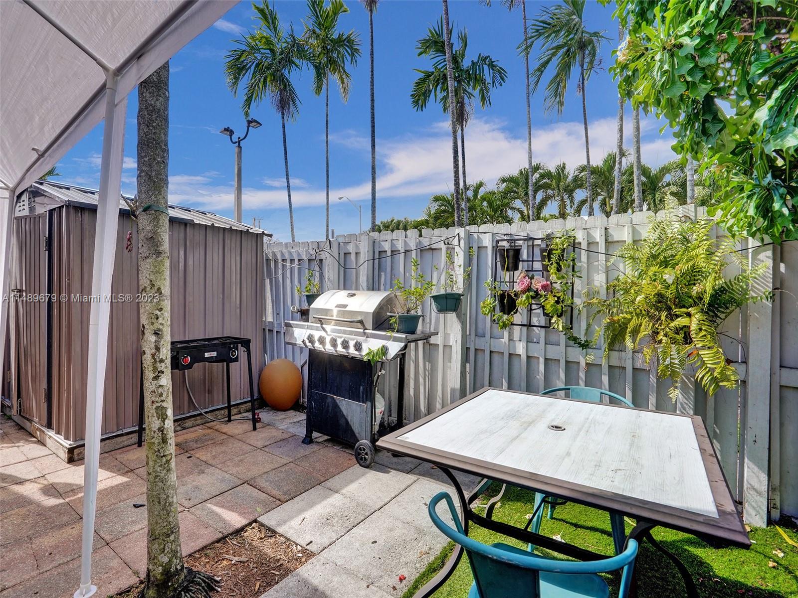 SNAPPER CREEK TOWNHOUSES - Residential