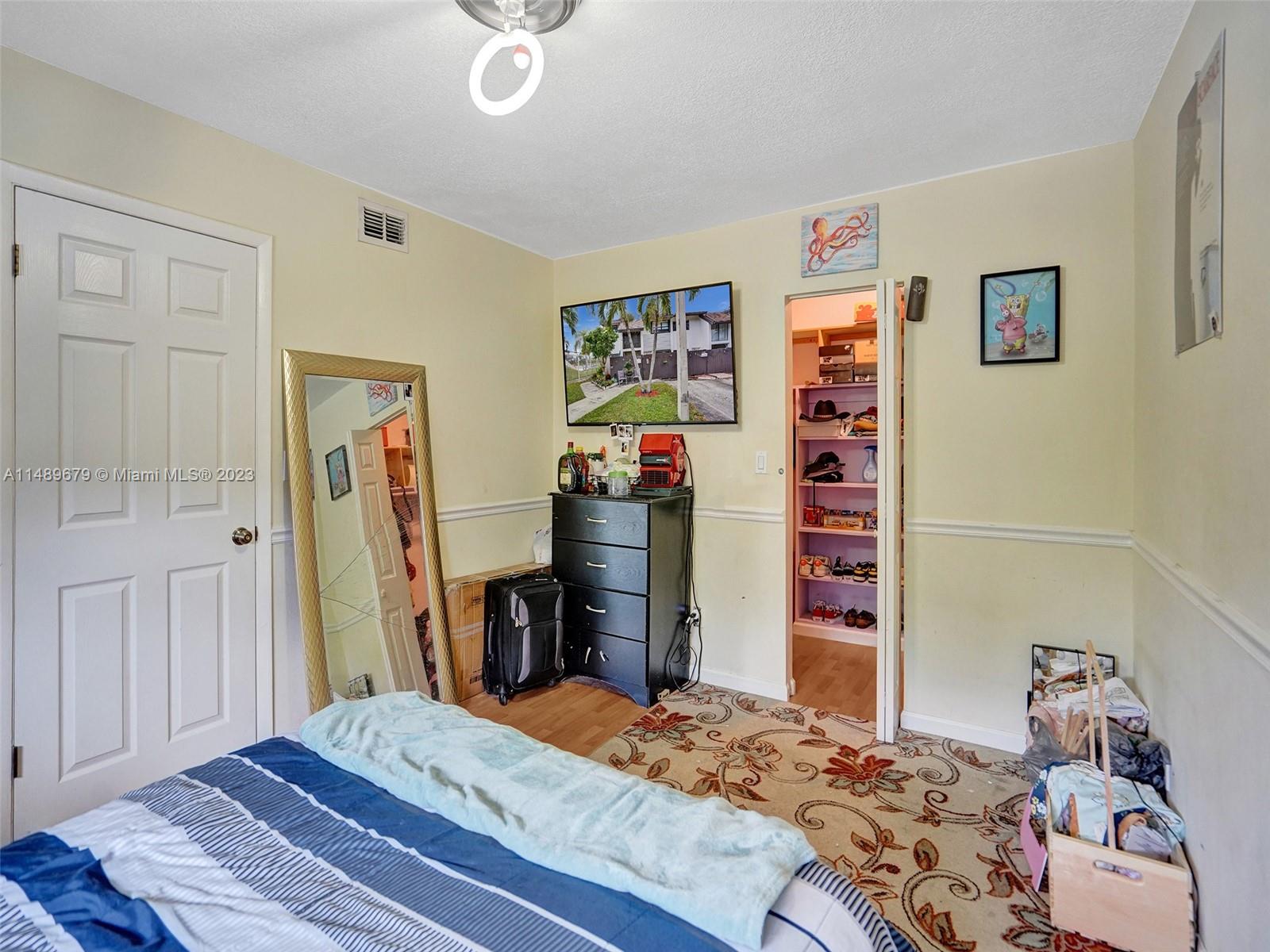 SNAPPER CREEK TOWNHOUSES - Residential