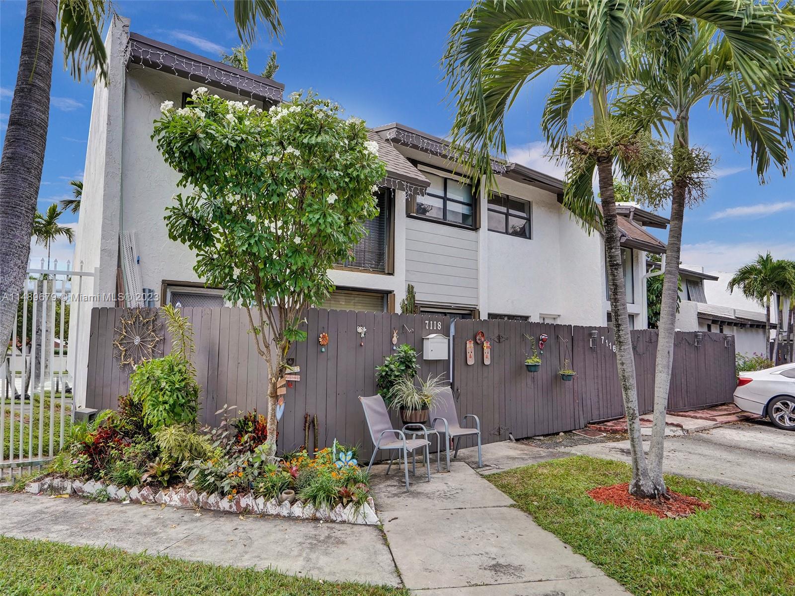 SNAPPER CREEK TOWNHOUSES - Residential