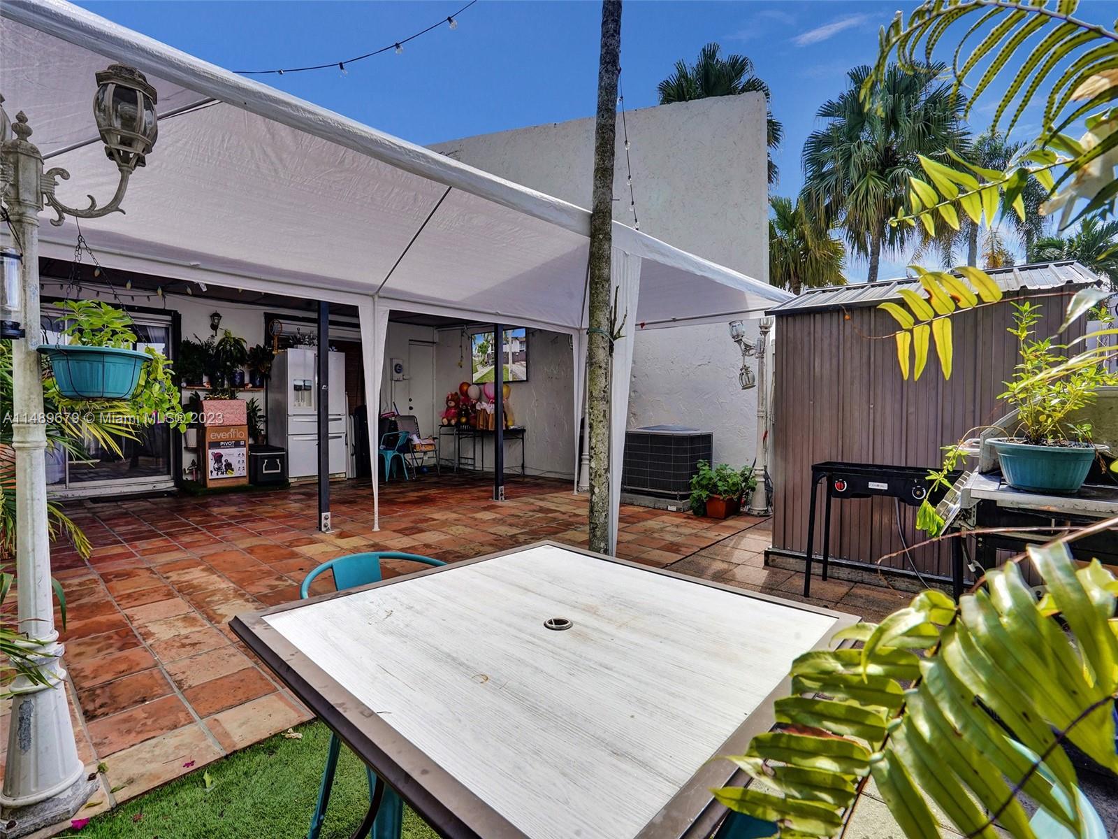 SNAPPER CREEK TOWNHOUSES - Residential