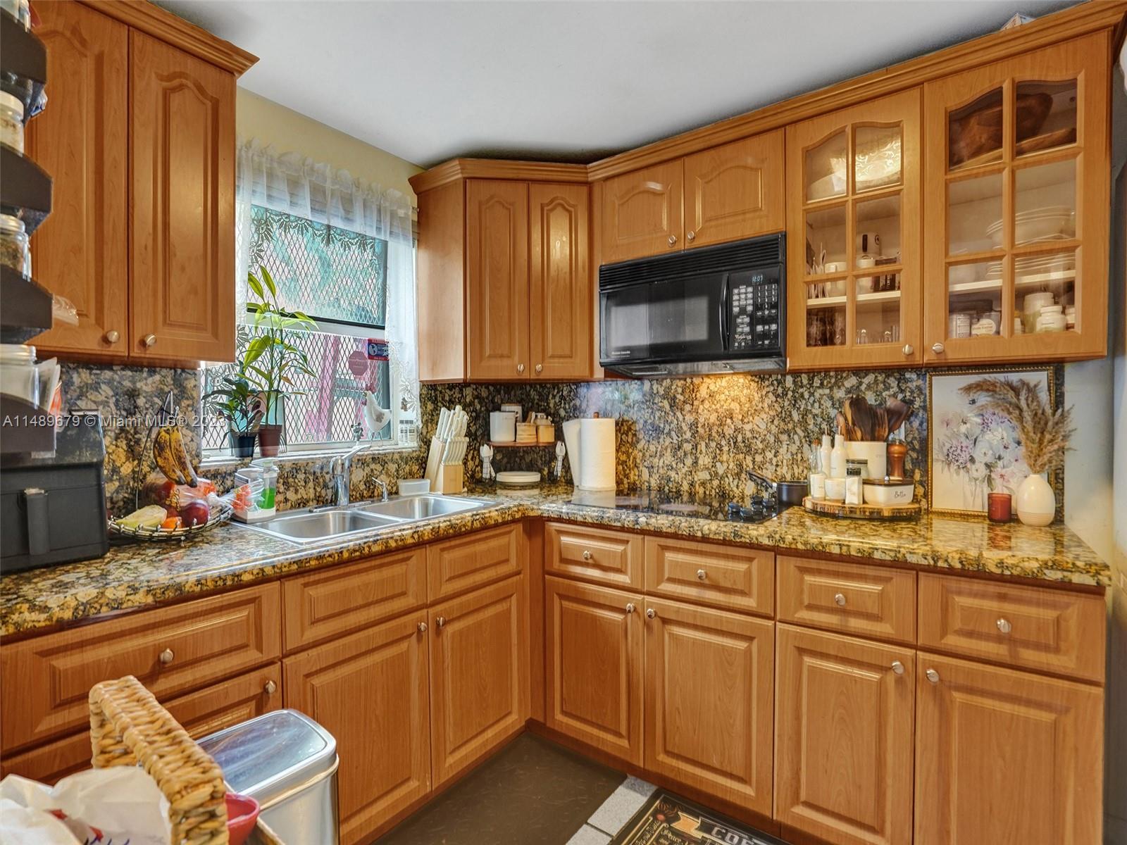 SNAPPER CREEK TOWNHOUSES - Residential