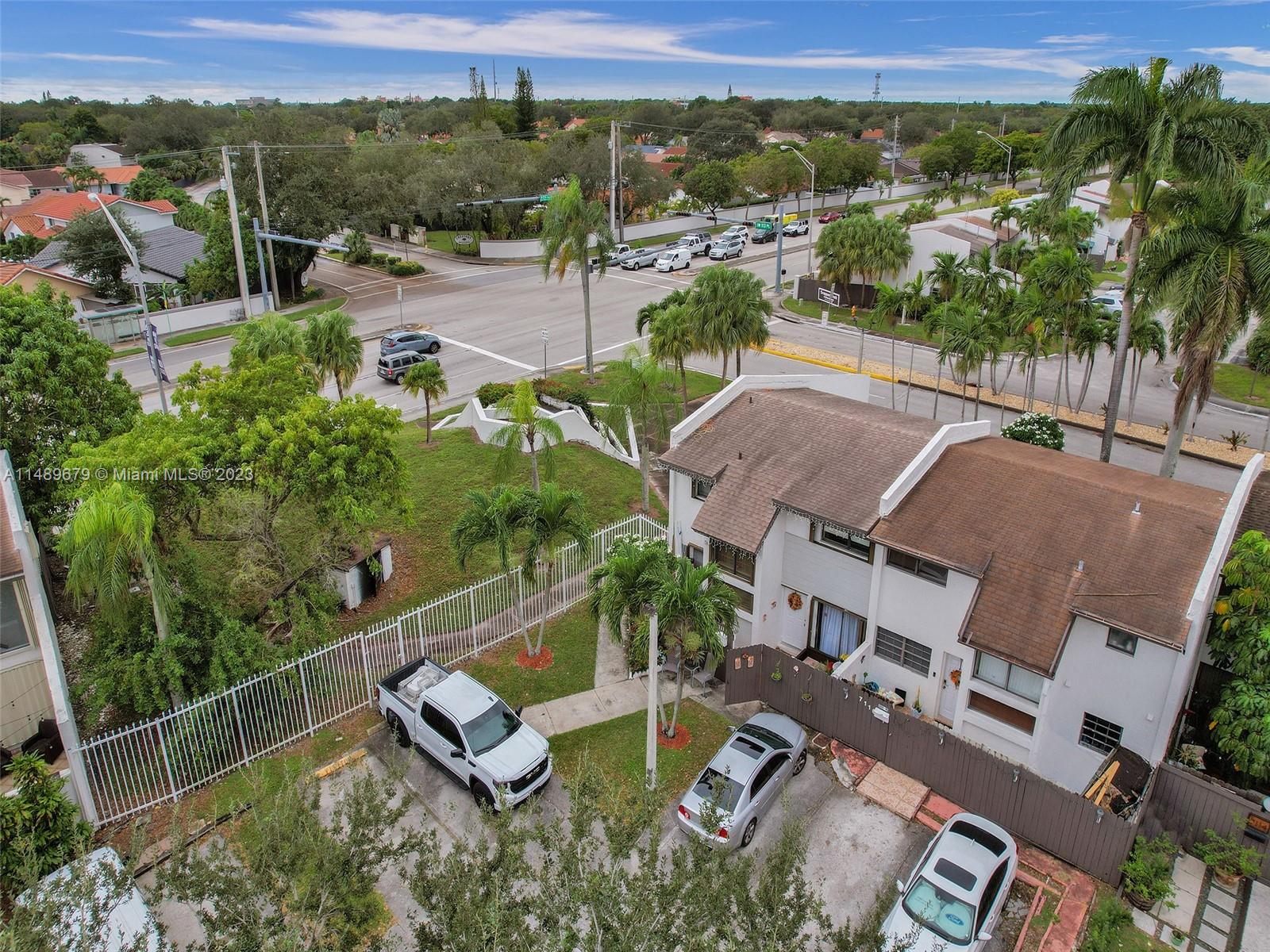 SNAPPER CREEK TOWNHOUSES - Residential