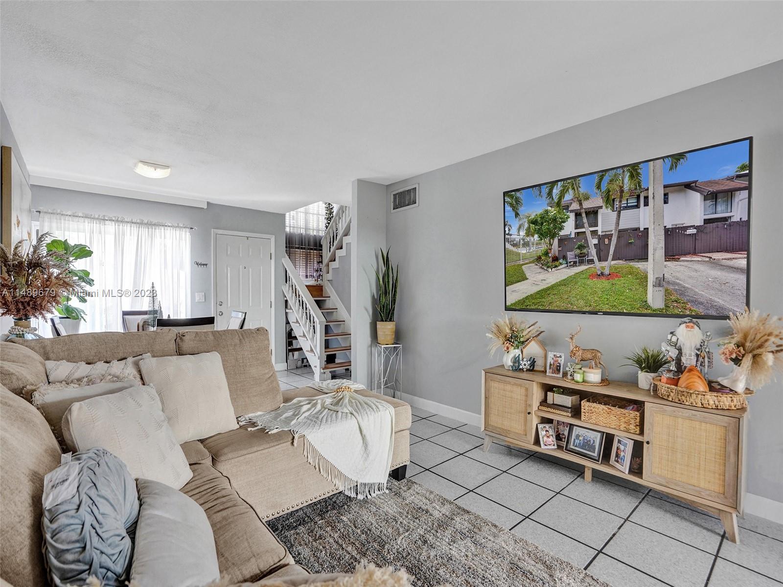 SNAPPER CREEK TOWNHOUSES - Residential