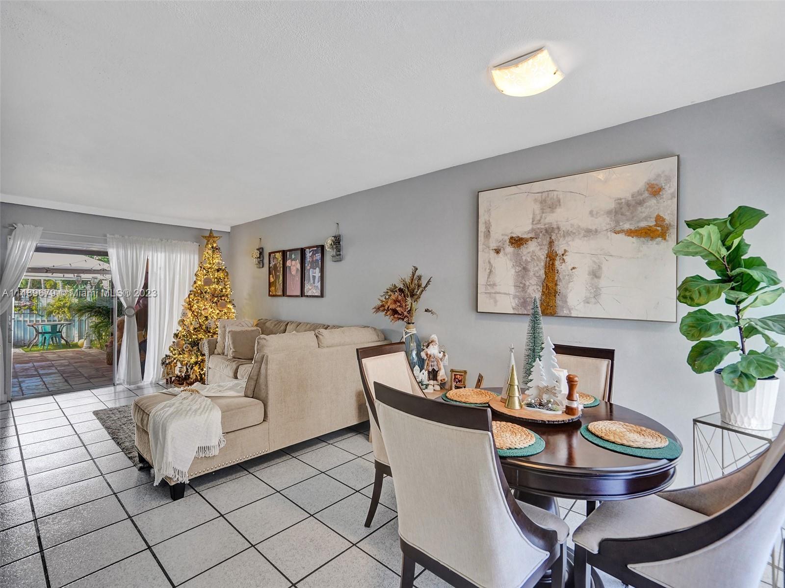 SNAPPER CREEK TOWNHOUSES - Residential