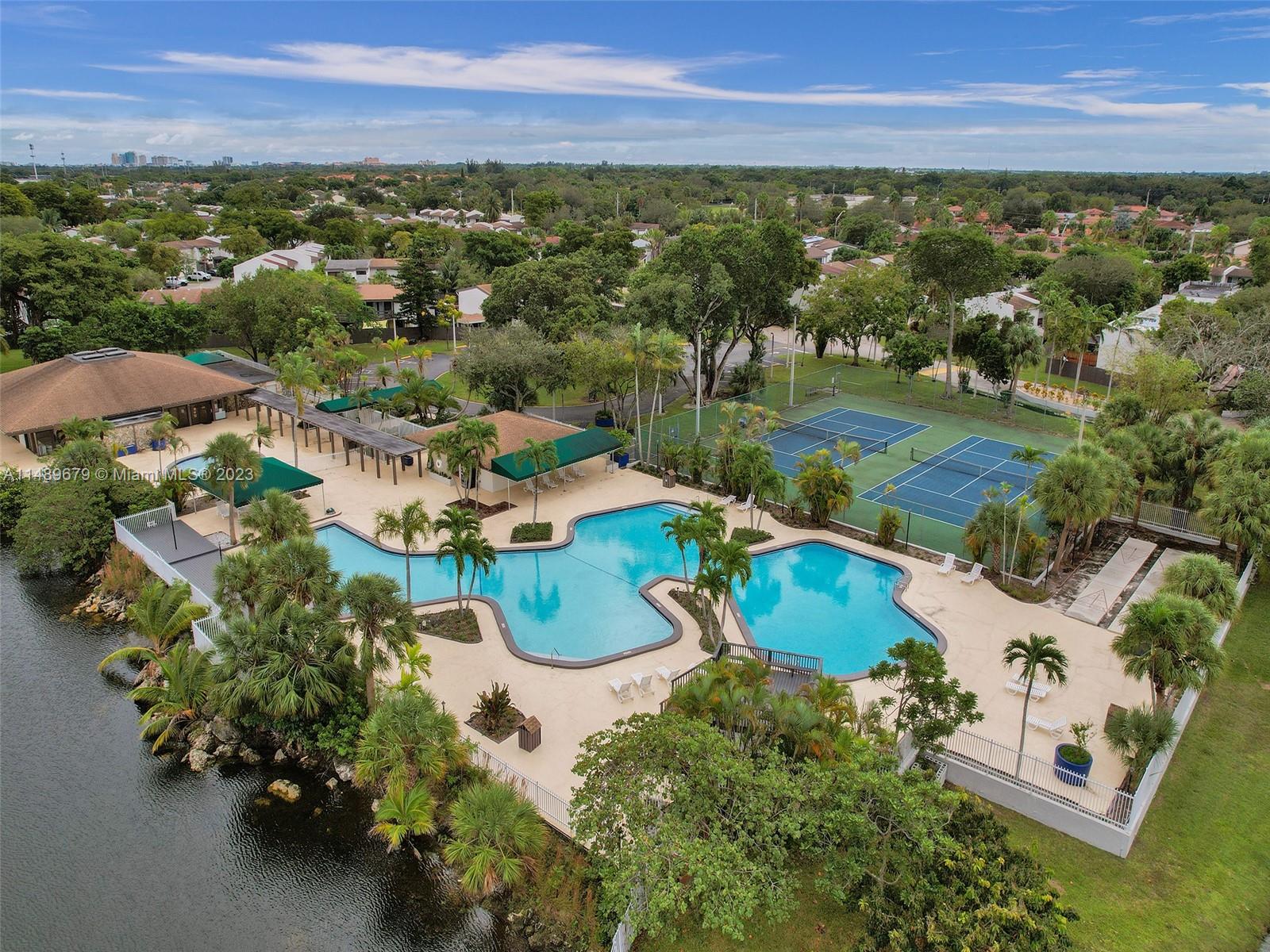 SNAPPER CREEK TOWNHOUSES - Residential