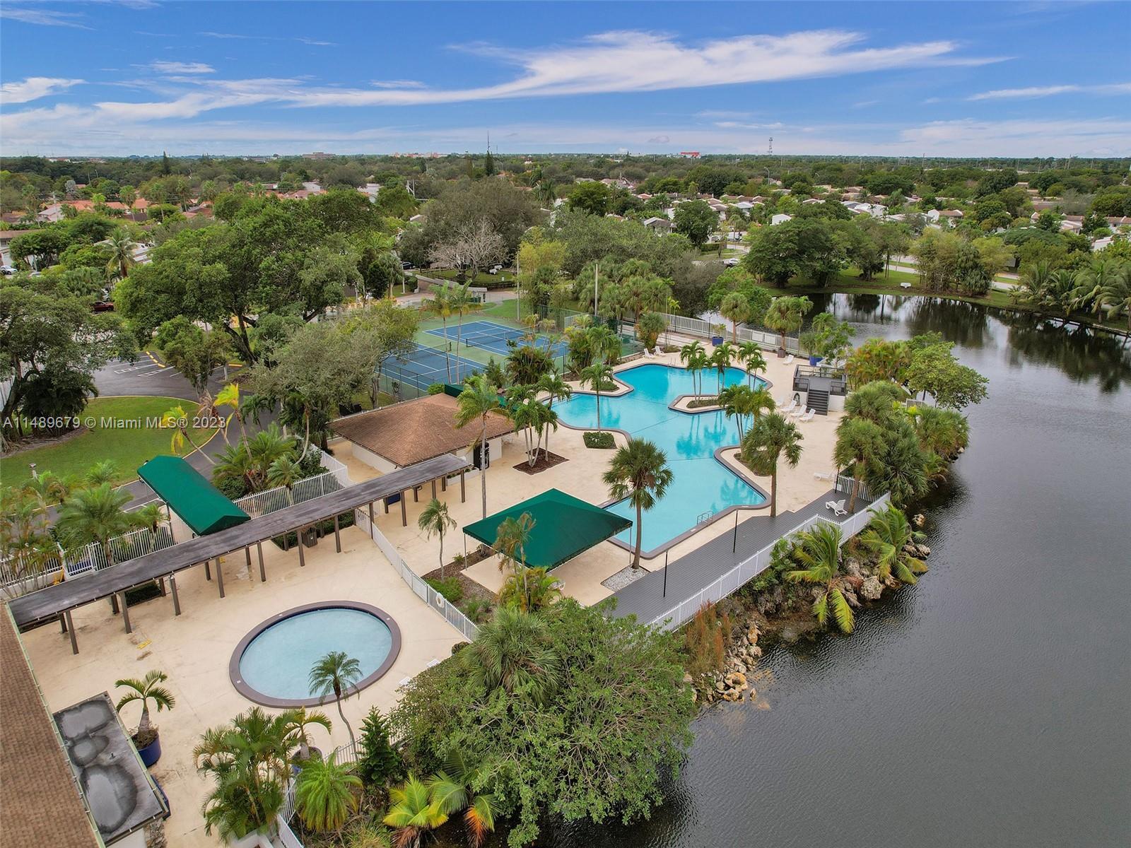 SNAPPER CREEK TOWNHOUSES - Residential