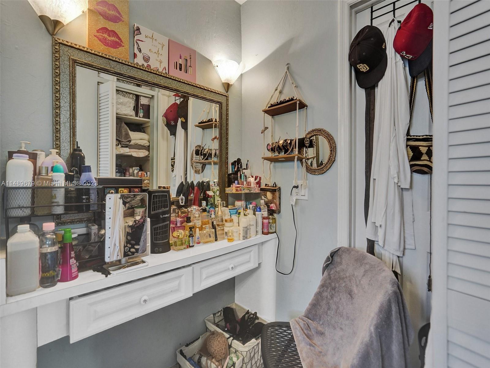 SNAPPER CREEK TOWNHOUSES - Residential