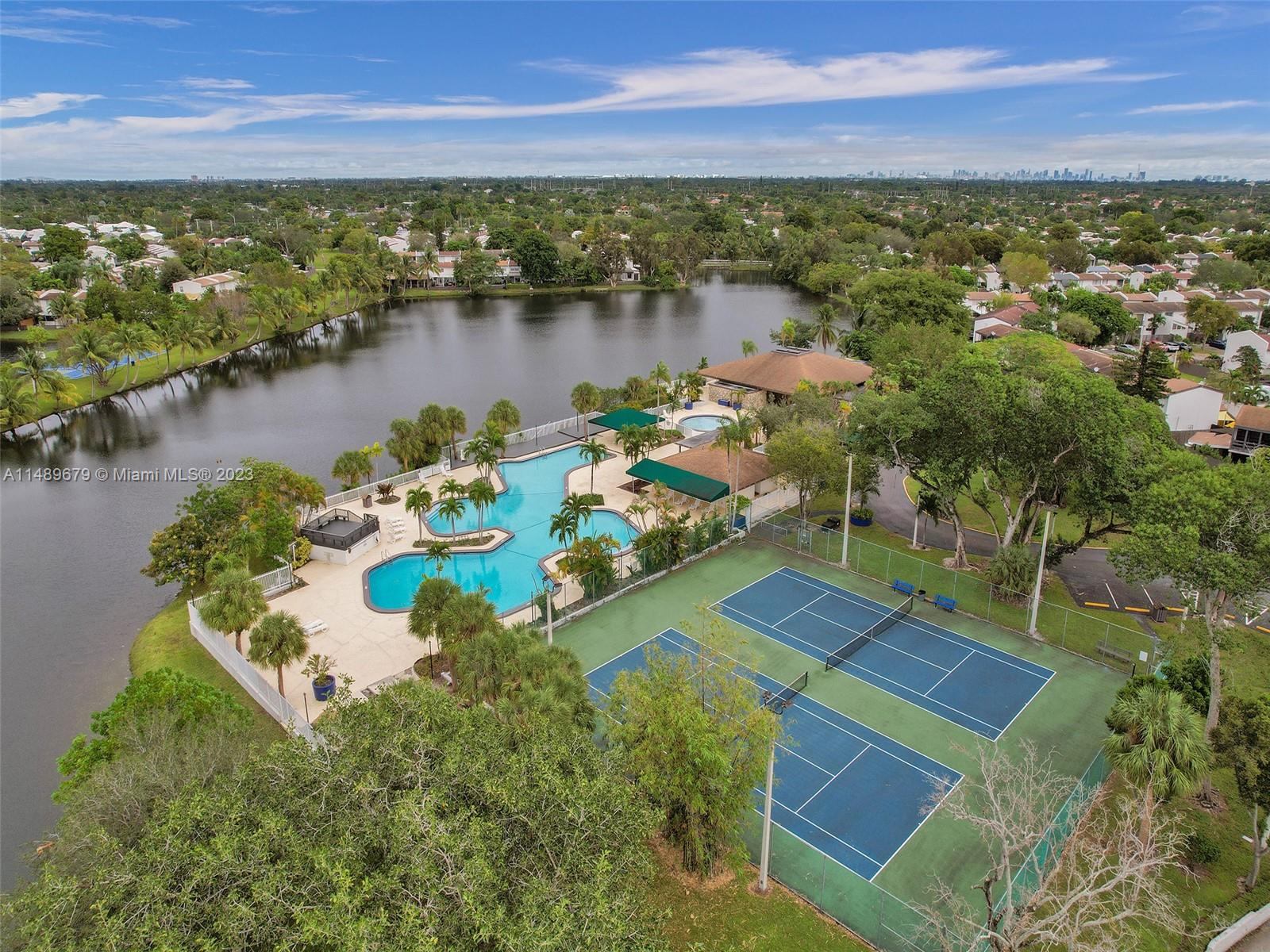 SNAPPER CREEK TOWNHOUSES - Residential