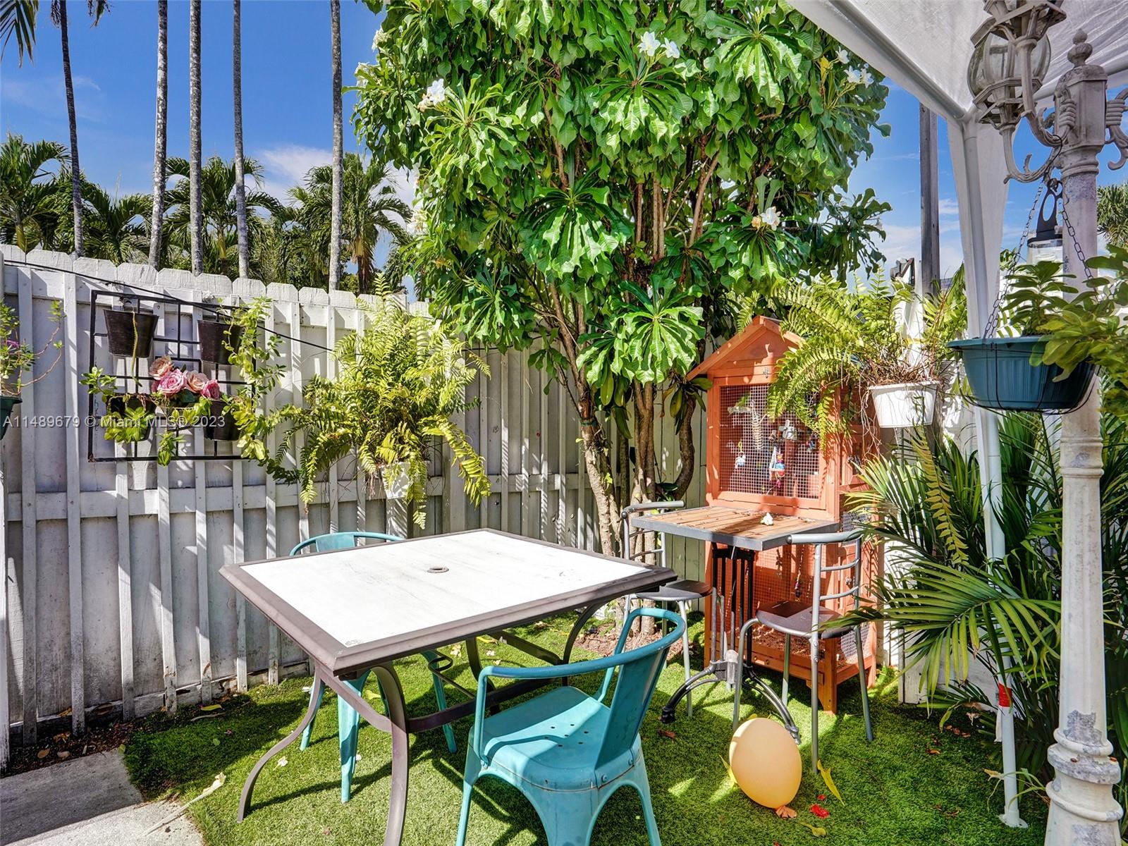 SNAPPER CREEK TOWNHOUSES - Residential