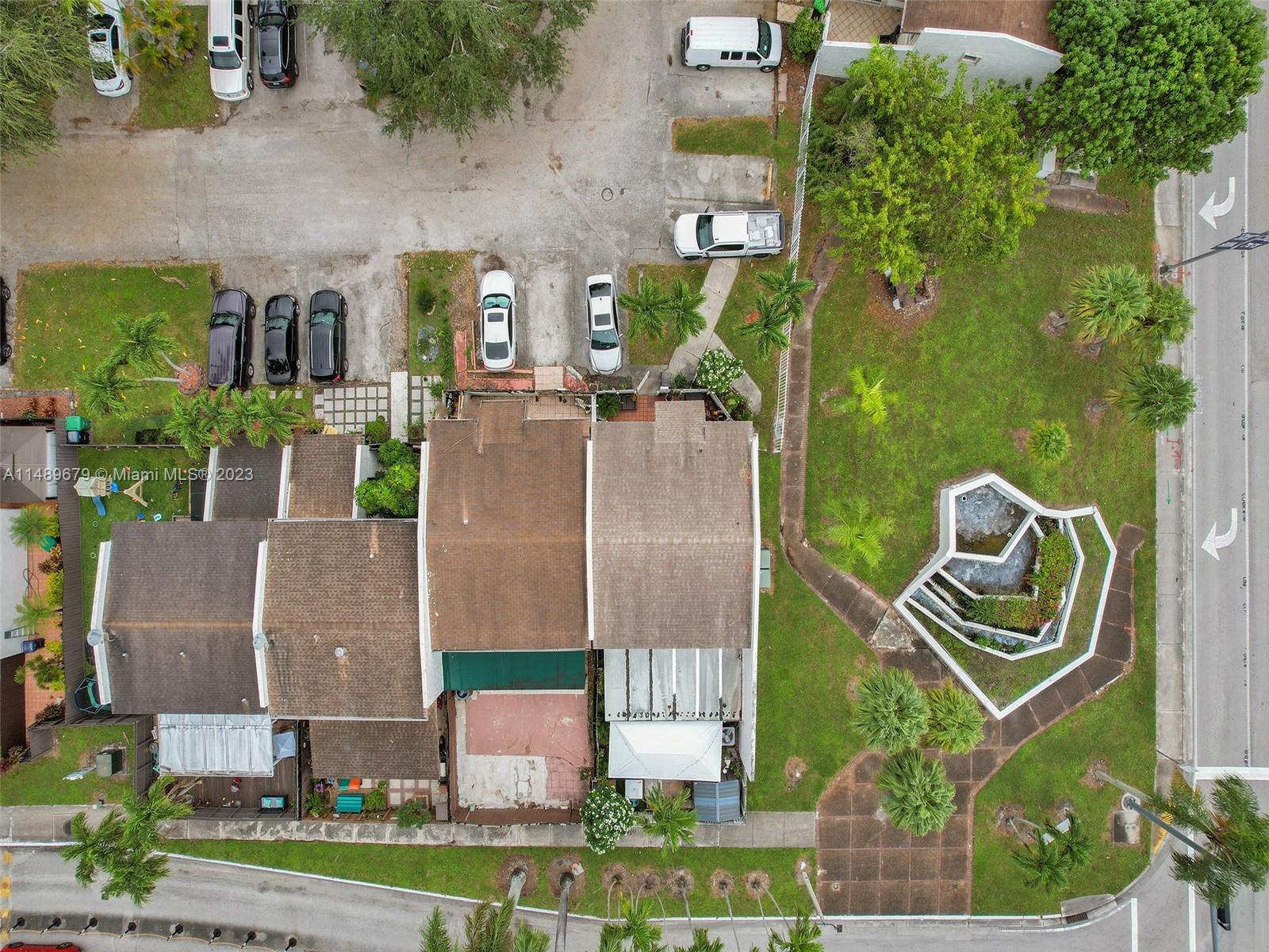 SNAPPER CREEK TOWNHOUSES - Residential