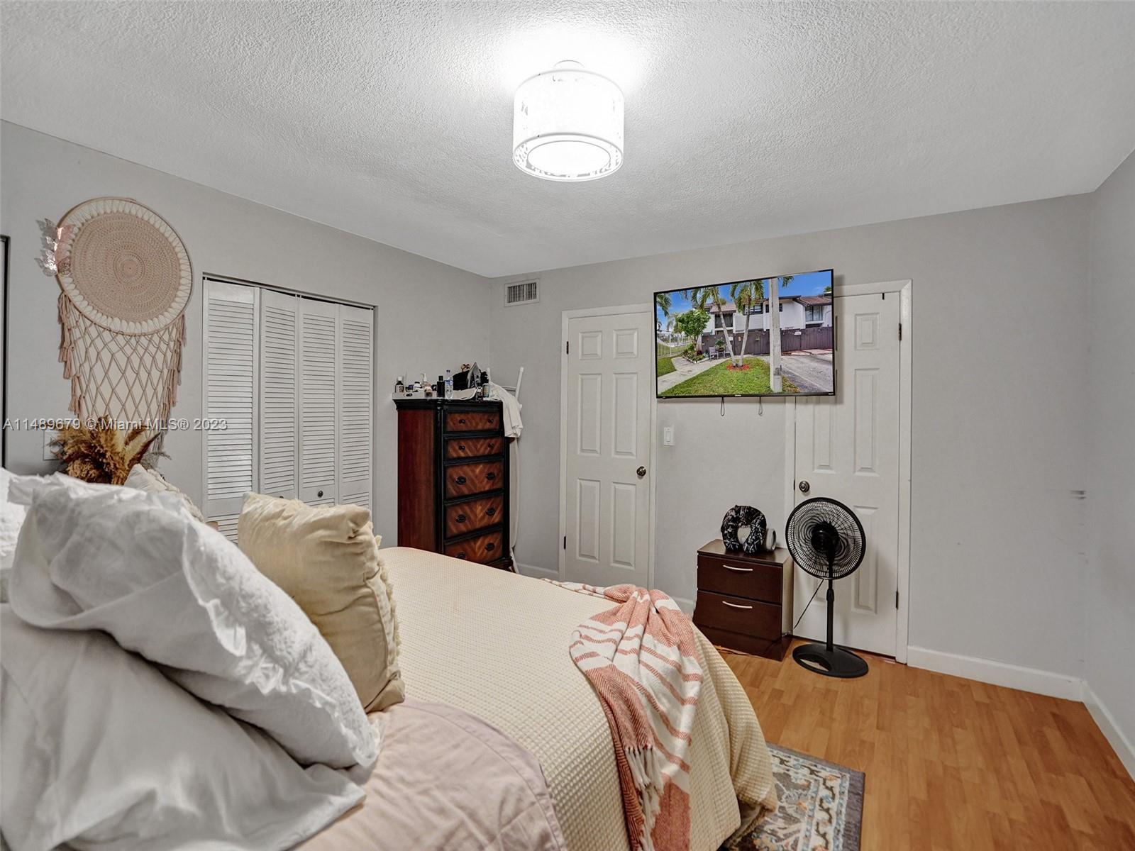 SNAPPER CREEK TOWNHOUSES - Residential