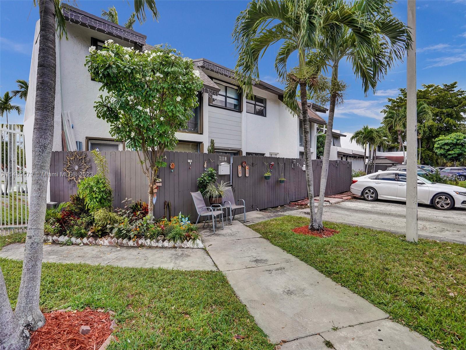SNAPPER CREEK TOWNHOUSES - Residential