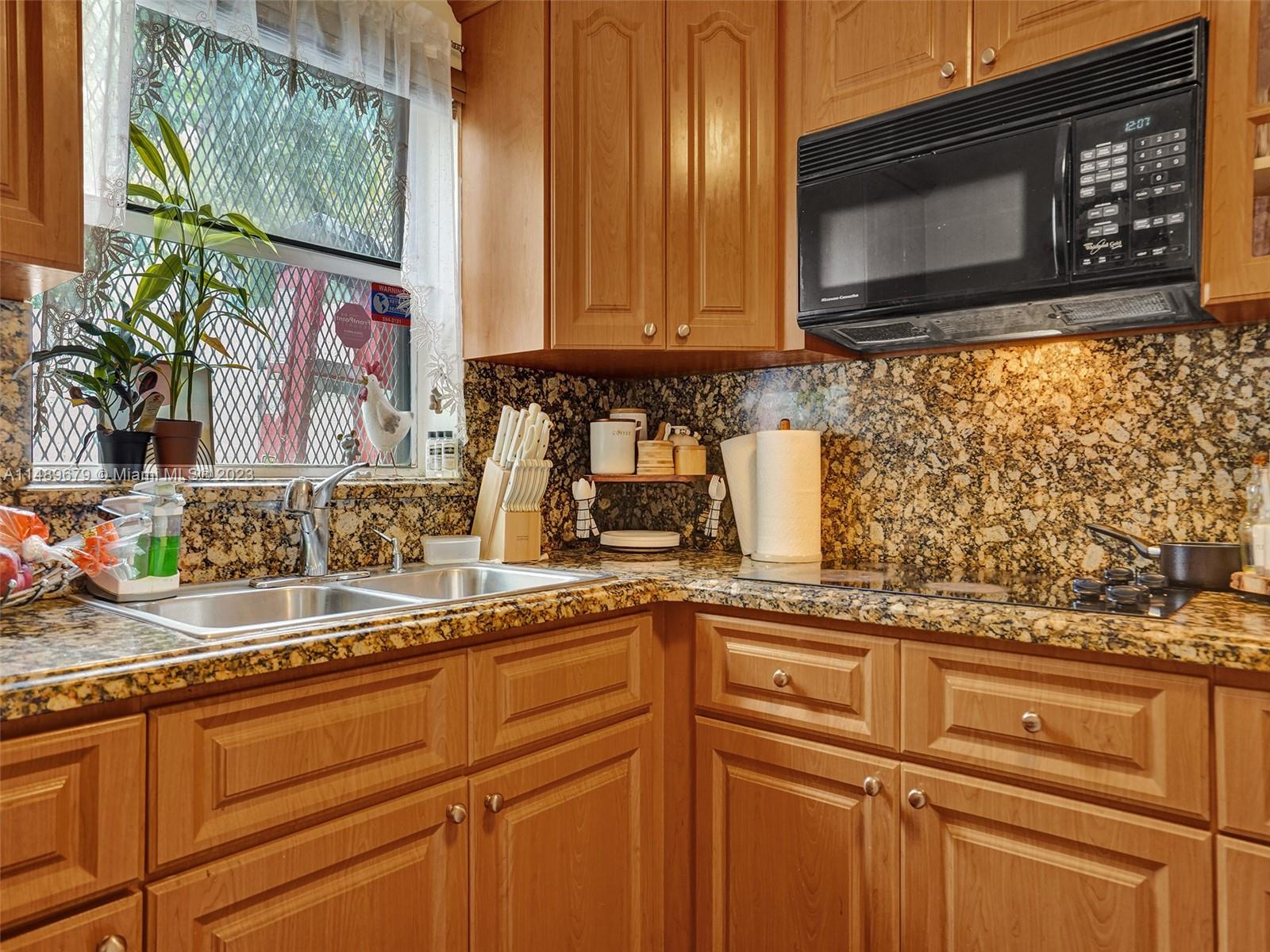 SNAPPER CREEK TOWNHOUSES - Residential