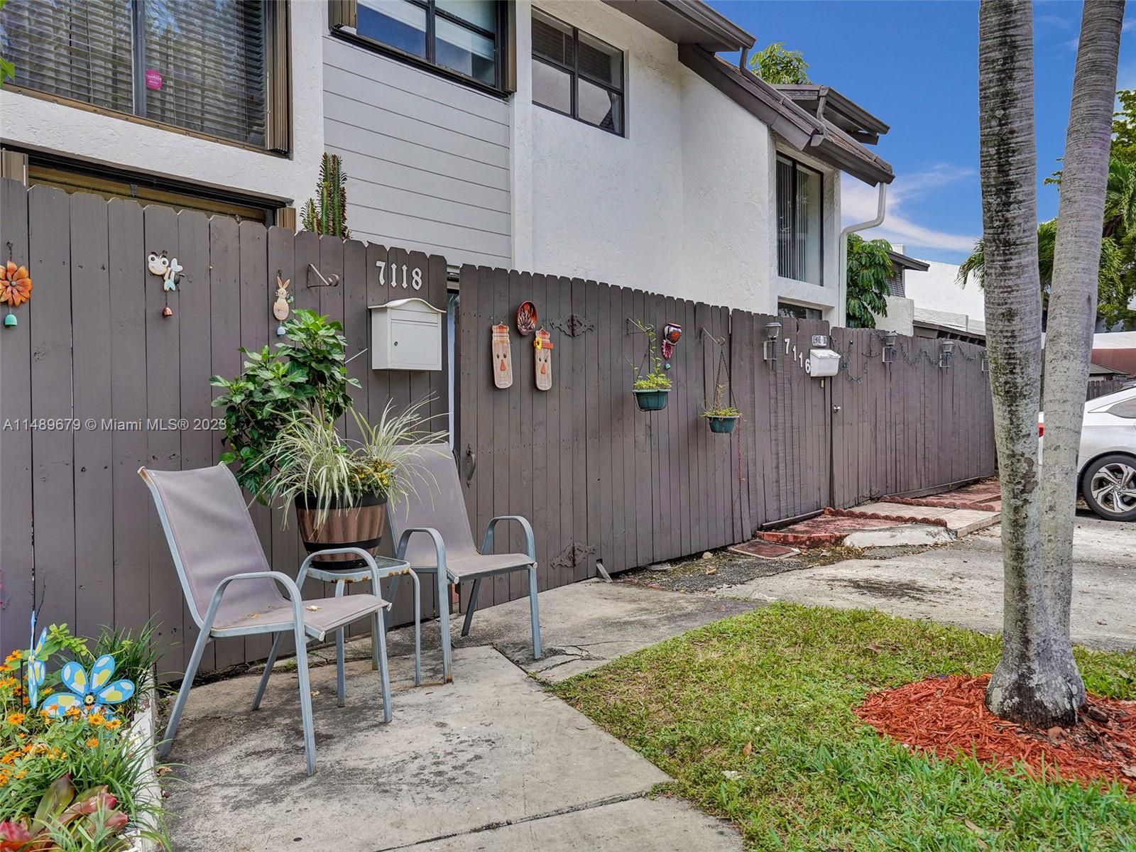 SNAPPER CREEK TOWNHOUSES - Residential