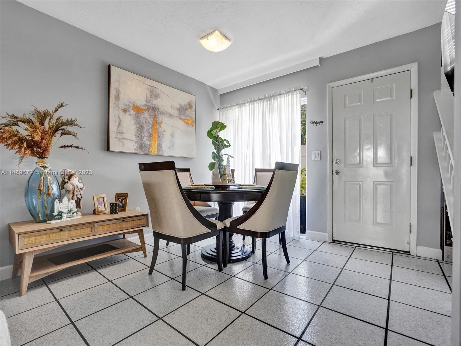 SNAPPER CREEK TOWNHOUSES - Residential