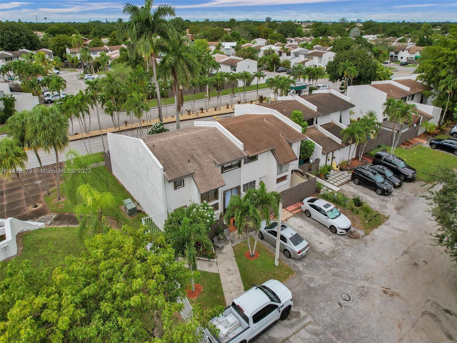 SNAPPER CREEK TOWNHOUSES - Residential