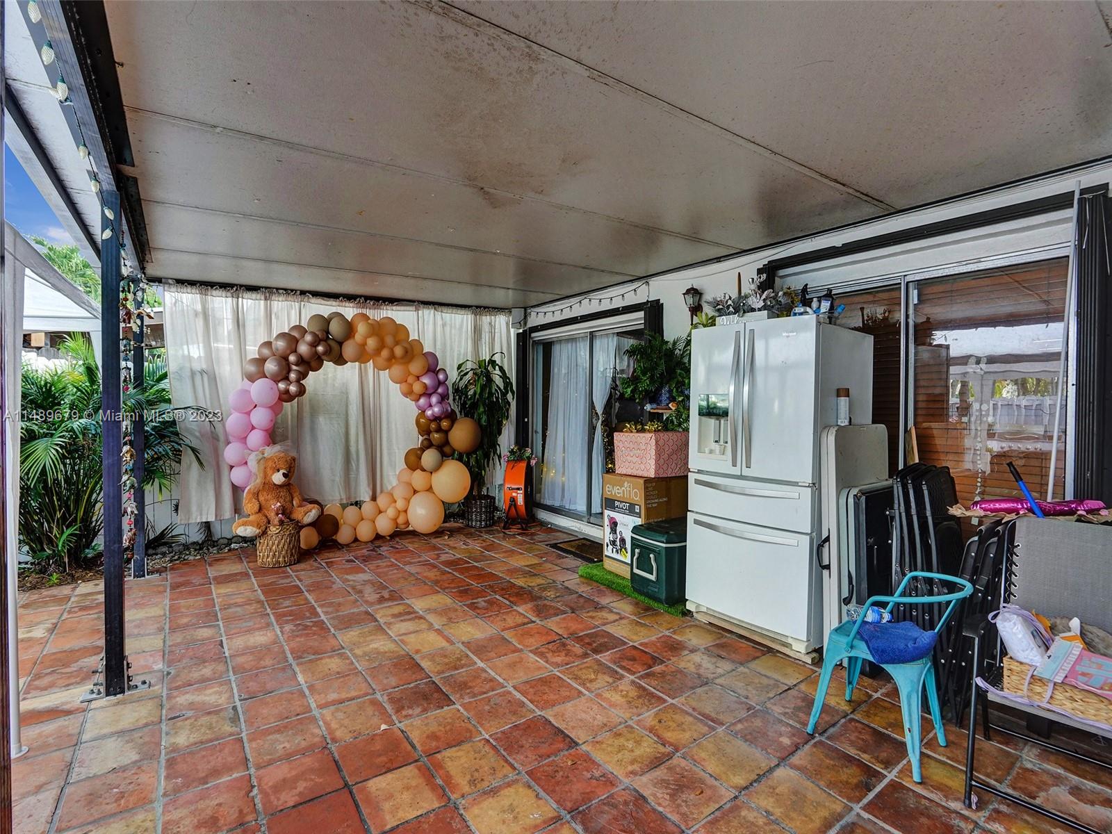 SNAPPER CREEK TOWNHOUSES - Residential