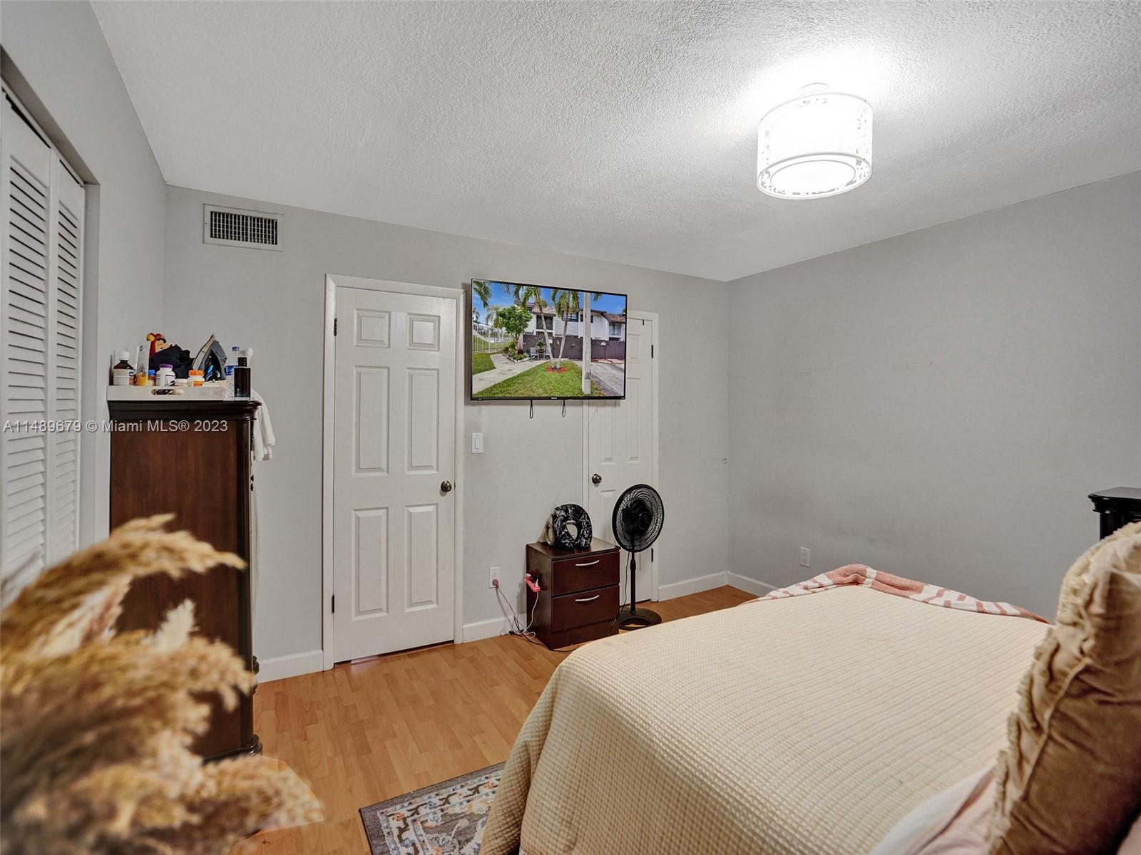 SNAPPER CREEK TOWNHOUSES - Residential