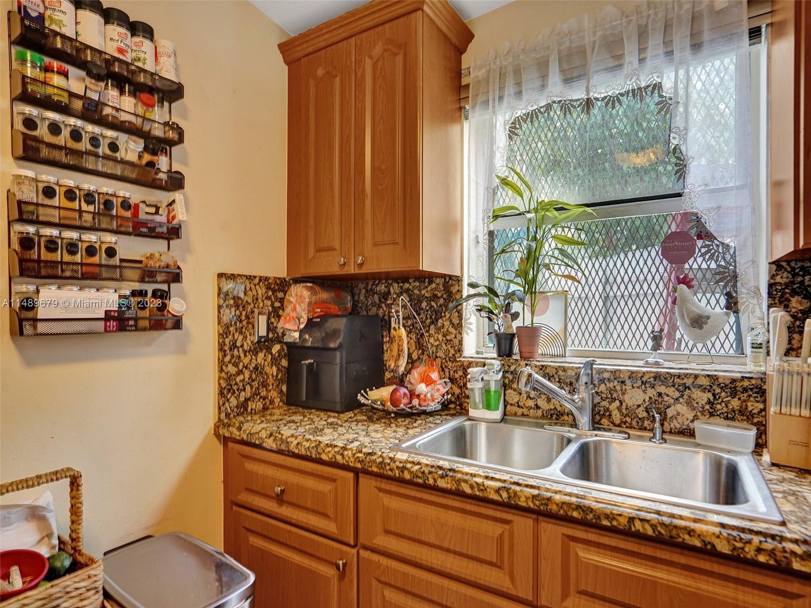 SNAPPER CREEK TOWNHOUSES - Residential