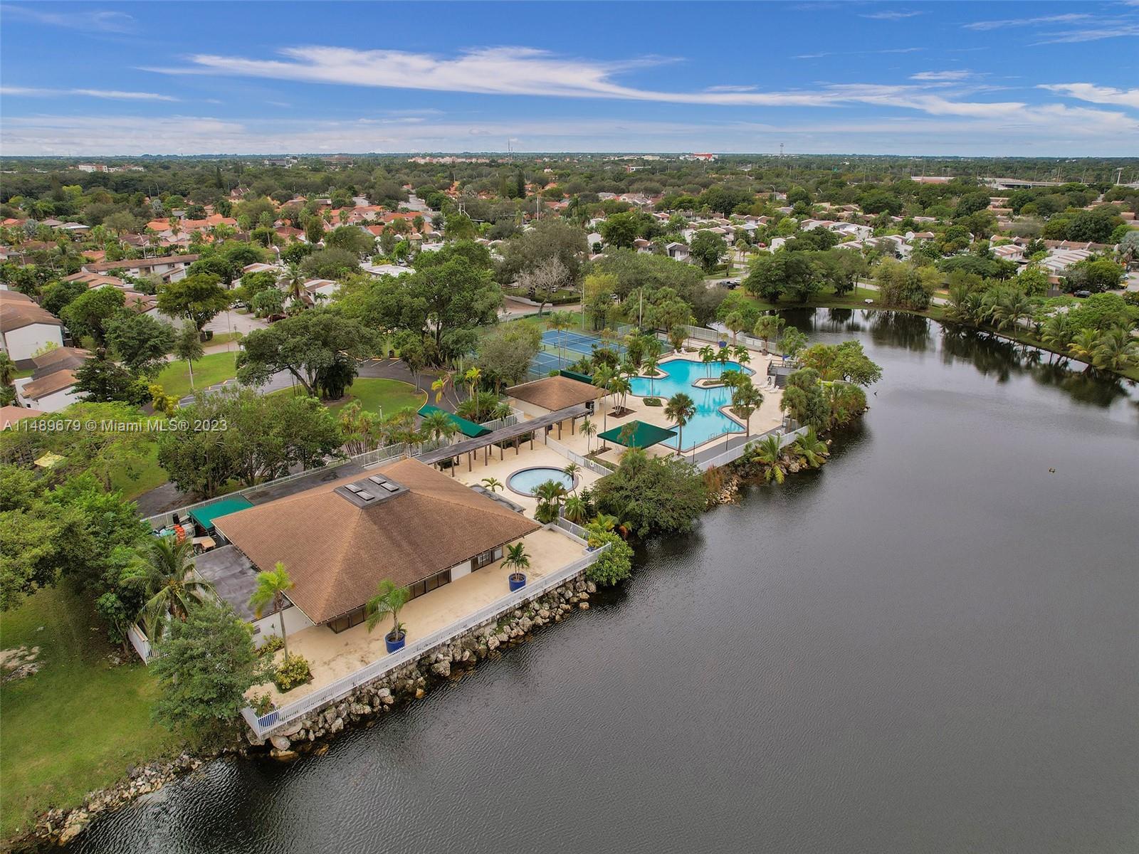 SNAPPER CREEK TOWNHOUSES - Residential