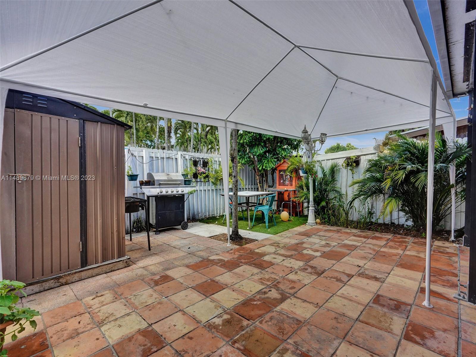 SNAPPER CREEK TOWNHOUSES - Residential