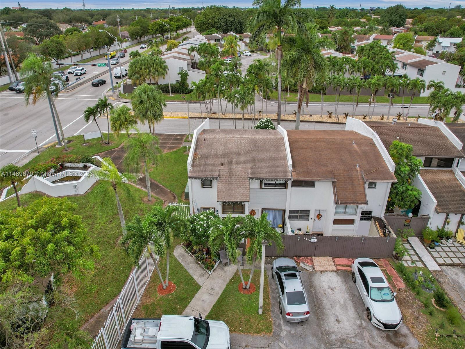 SNAPPER CREEK TOWNHOUSES - Residential