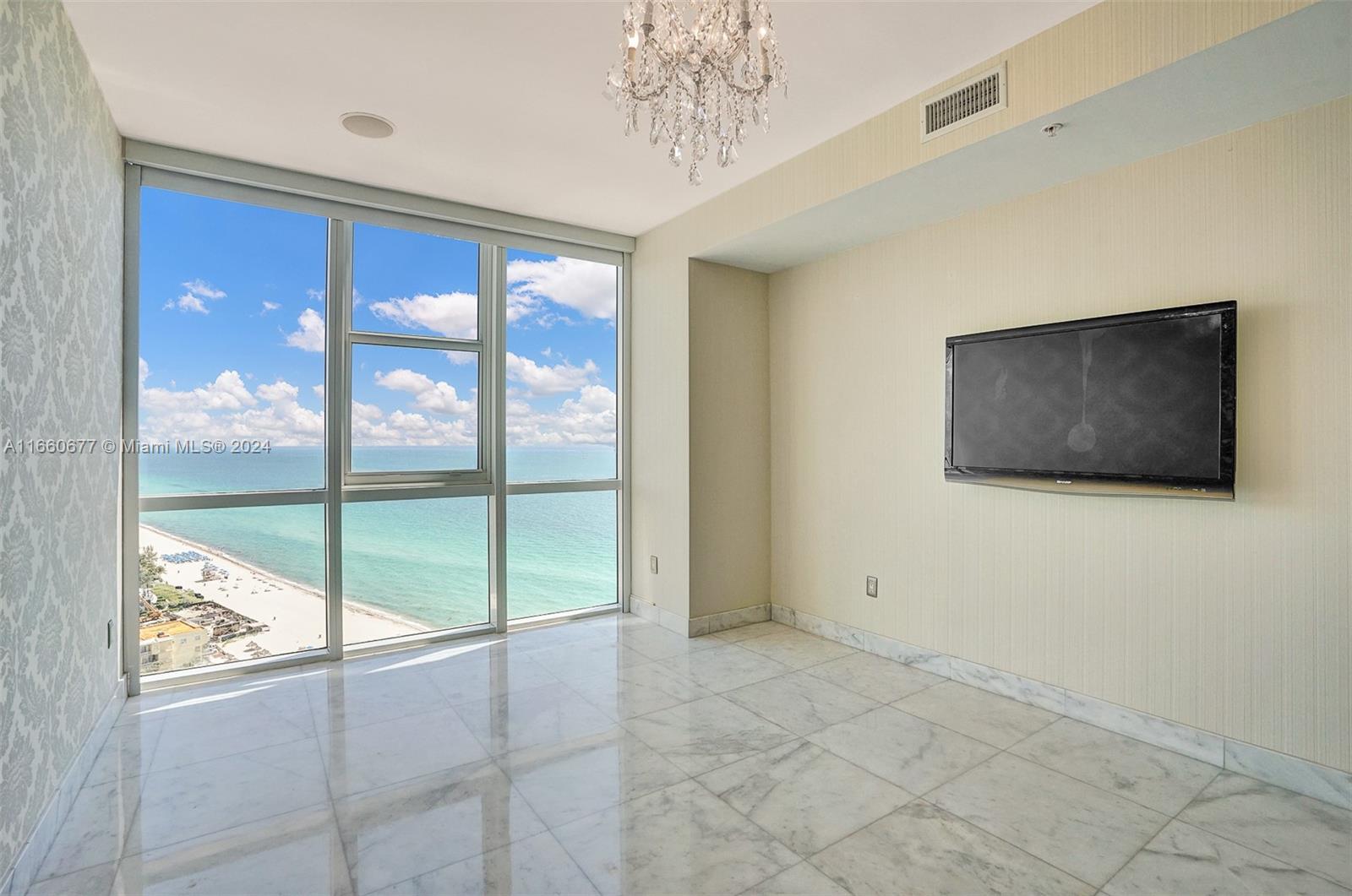 TRUMP ROYALE - Residential