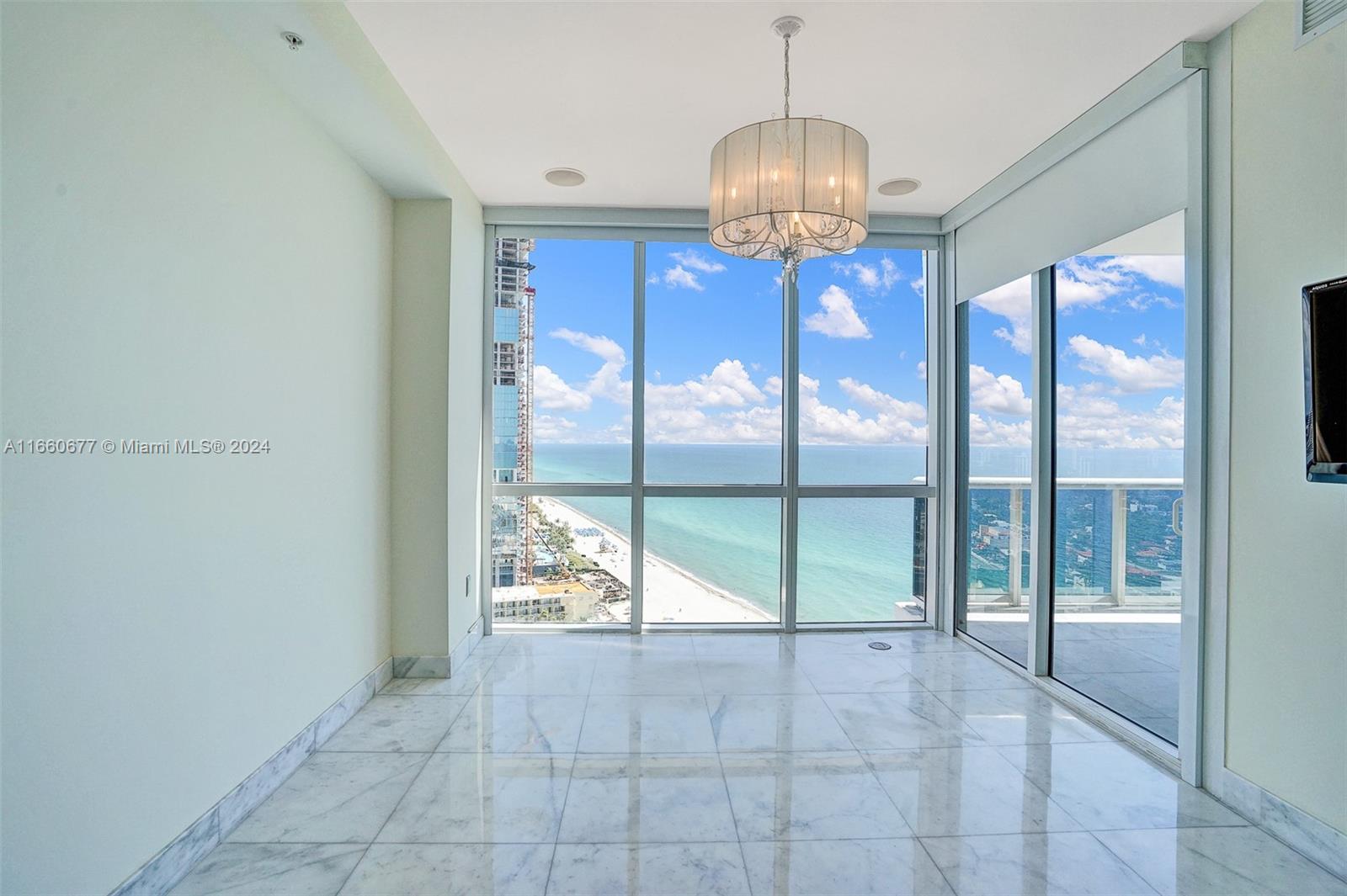 TRUMP ROYALE - Residential