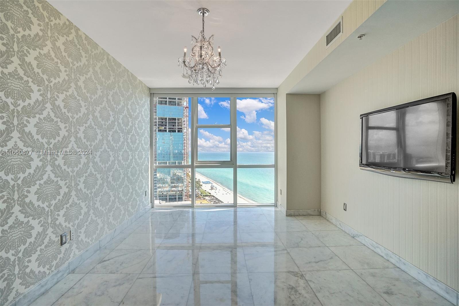 TRUMP ROYALE - Residential