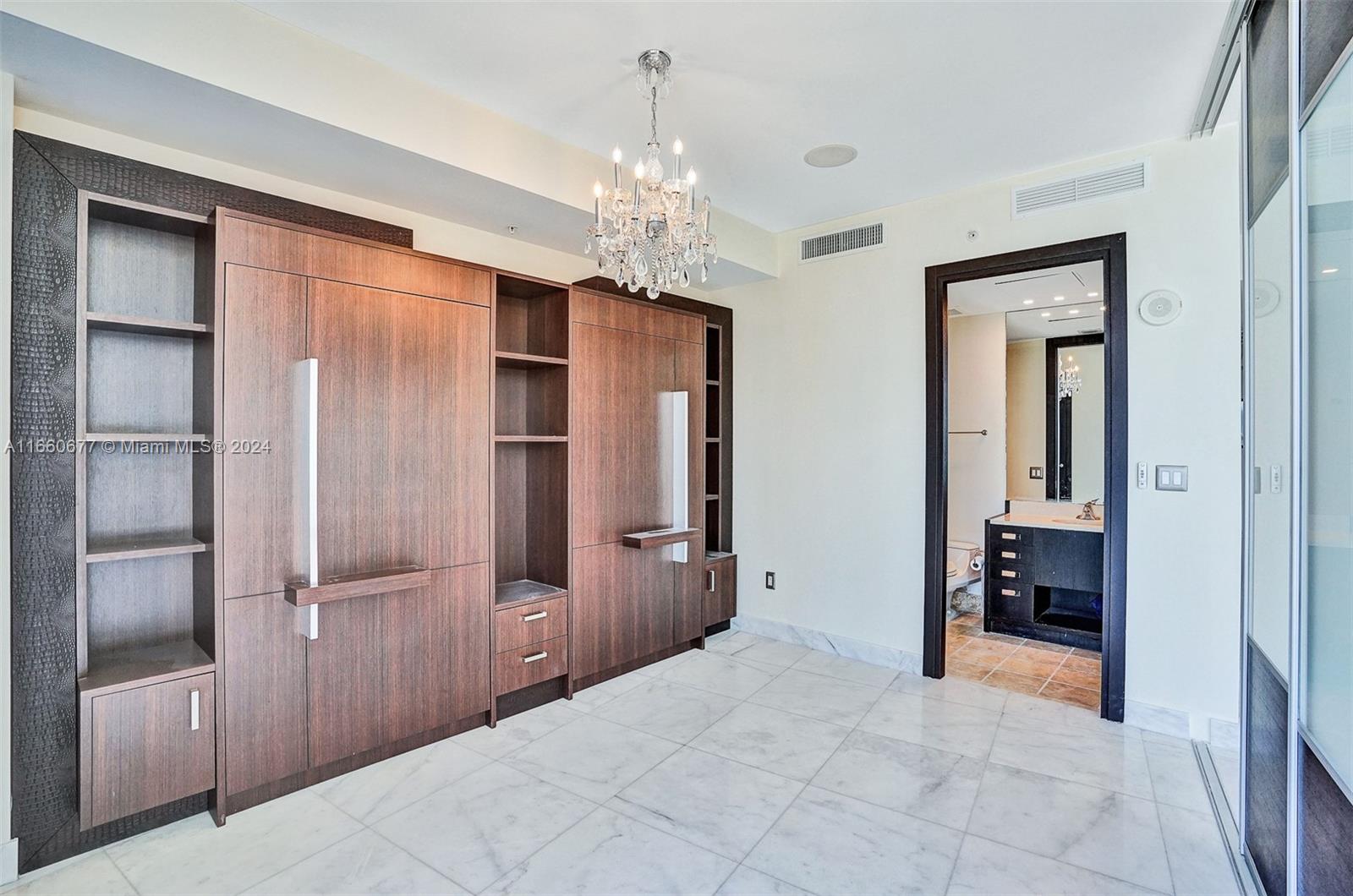 TRUMP ROYALE - Residential