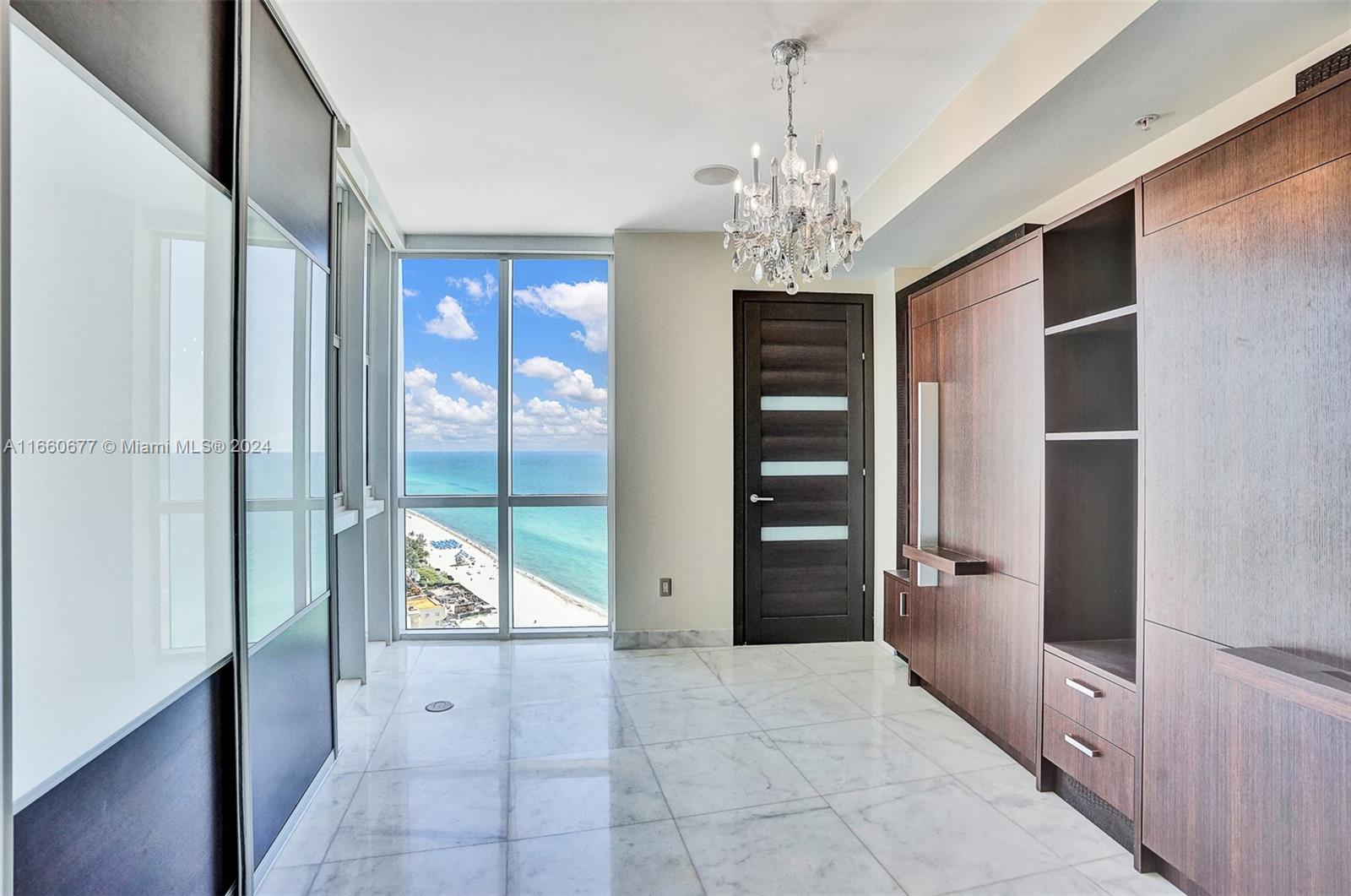 TRUMP ROYALE - Residential