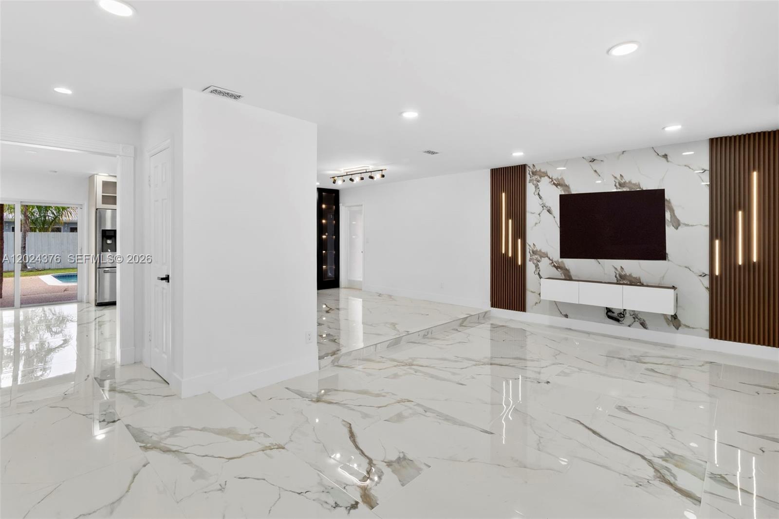 MIRROR LAKE ESTATES SEC F - Residential