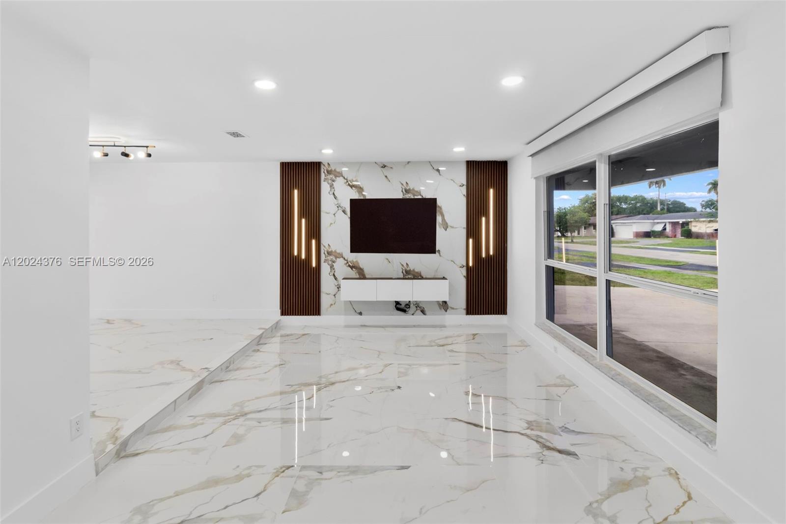 MIRROR LAKE ESTATES SEC F - Residential