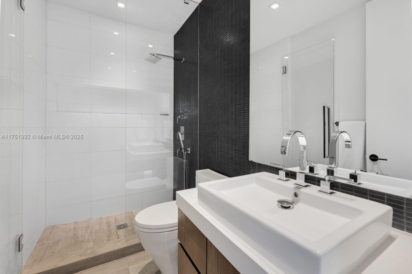 SUNSET ISLANDS-ISLAND NO - Residential