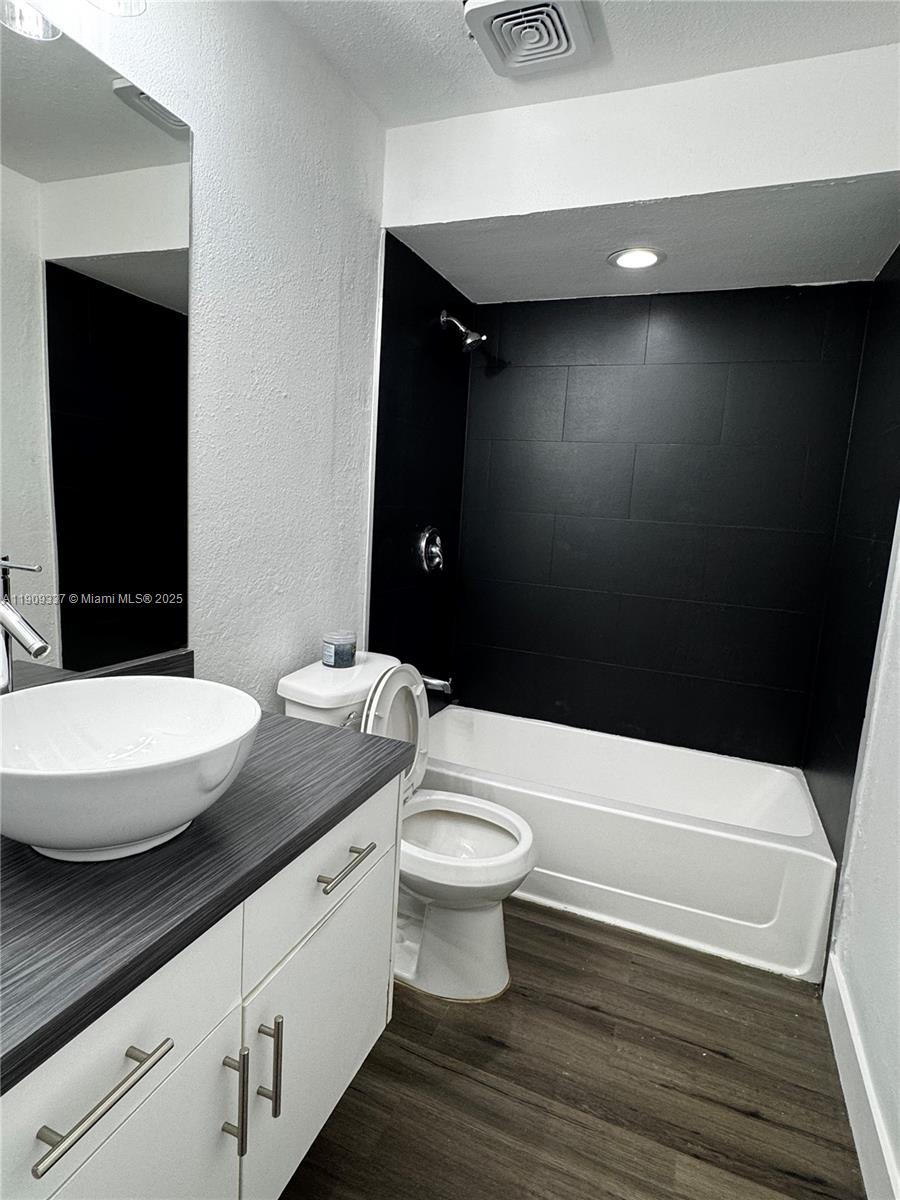 CIRCLE VILLAS (THE) CONDO - Residential