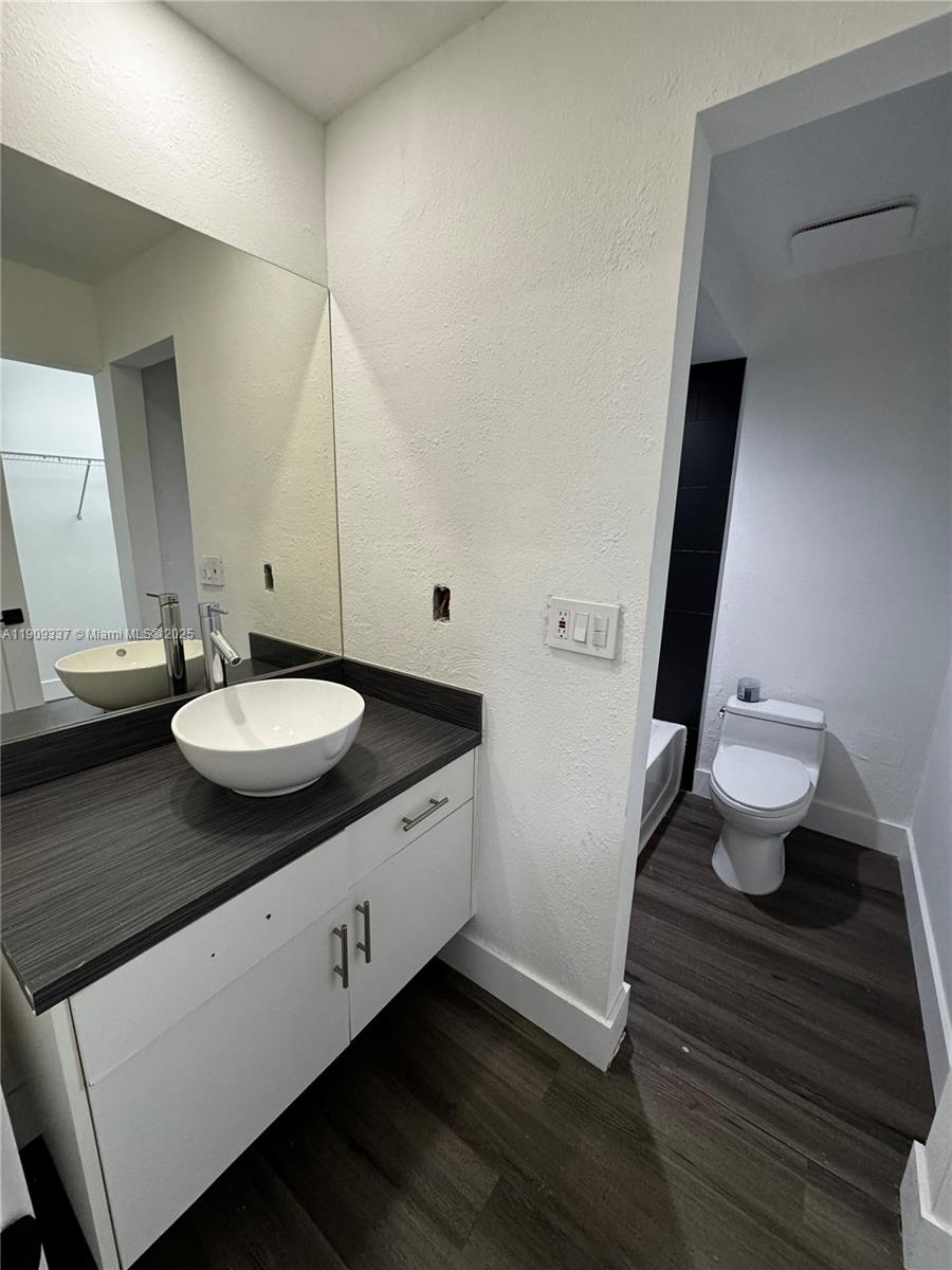 CIRCLE VILLAS (THE) CONDO - Residential