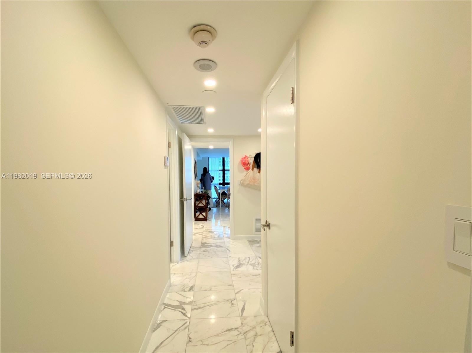 TOWERS OF KEY BISCAYNE CO - Residential Lease