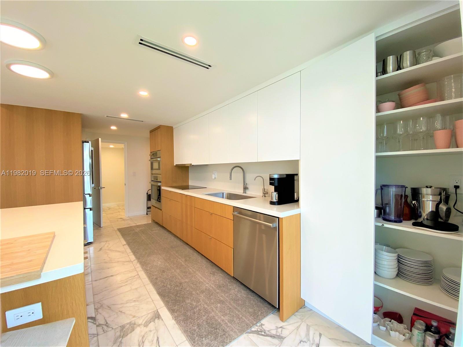 TOWERS OF KEY BISCAYNE CO - Residential Lease