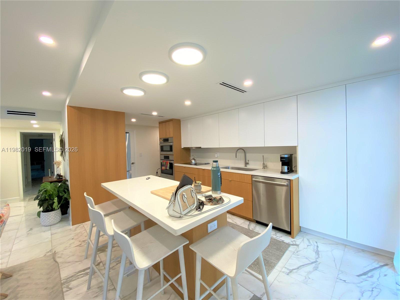 TOWERS OF KEY BISCAYNE CO - Residential Lease