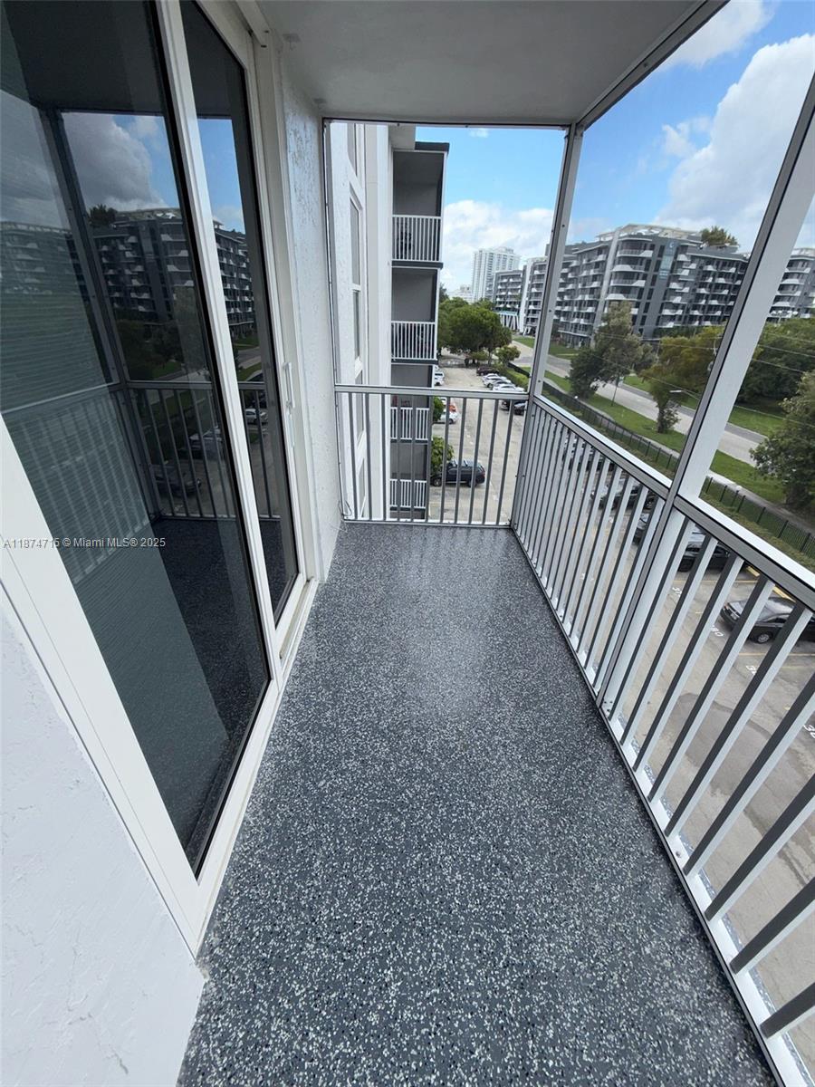 Beautiful, renovated one-bedroom apartment with one bathroom. Don't miss this opportunity.