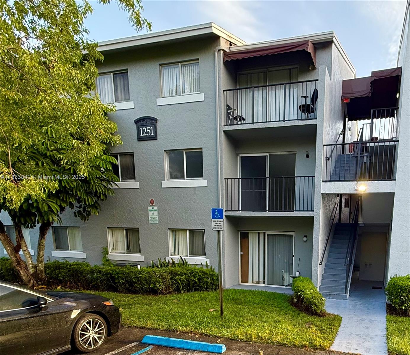 Nice and spacious 2 Bed 1 Bath condo, located in St Andrews Community in the heart of West Palm Beach. This unit is on the second floor. Laundry room in the building. Wonderful amenities include swimming pools spa/hot tub, 2 playgrounds, fitness center, racquetball court, club room BBQ area. Close to major roads, shopping and dining...
Don't miss this opportunity!!!