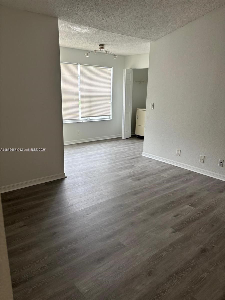 Nice 2 bedroom, 1 bathroom. Spacious living/dining area. Washer/Dryer in unit. Amenities include 2 resort-style pools, 24 hour exercise facility. 2 full sized tennis courts, 2 racket ball close to Saw grass Mills, Mall shopping & restaurants.